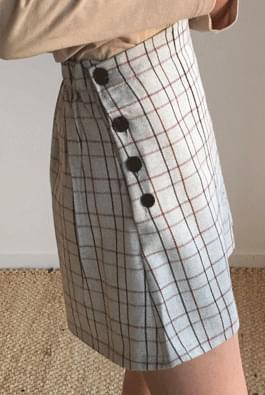 Triple button skirt