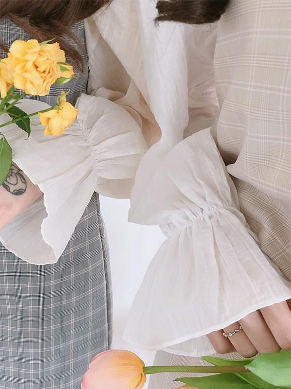 Aid frilly blouse