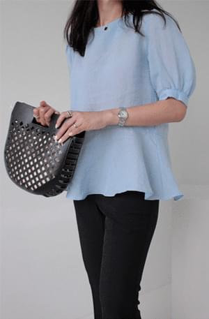 Narrow volume short sleeve blouse