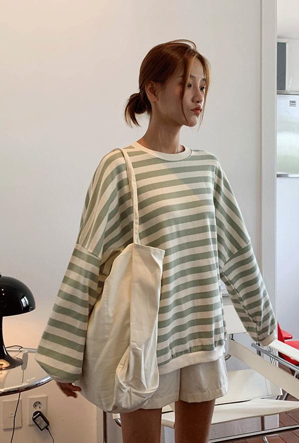 박시핏 스트라이프 맨투맨