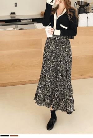 Attractive leopard skirt