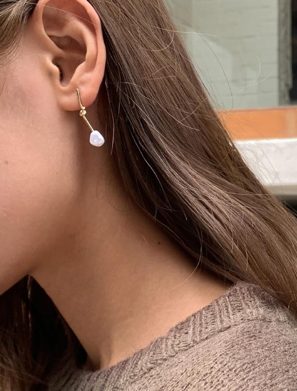 feminine knot pearl earring