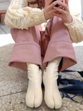 Fake leather tabby angle boots
