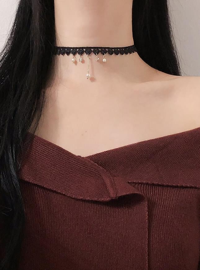 Heart Fit Lace Choker