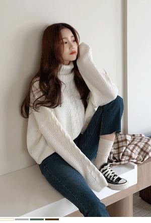Daily literal neck knit