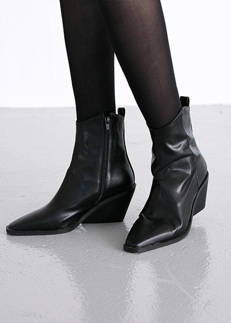 Sharp outsole ankle boots