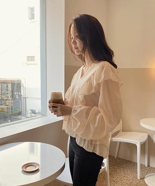 Captive blouse