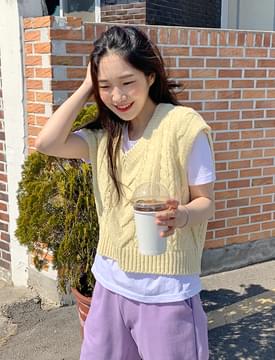 Base cable crop vest 開襟衫 & 背心