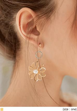 GOLD FLOWER UNBAL EARRING