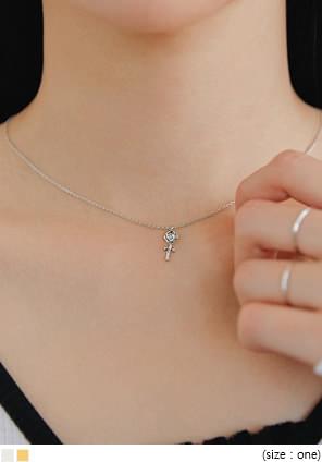 MINIMAL ROSE PENDANT NECKLACE