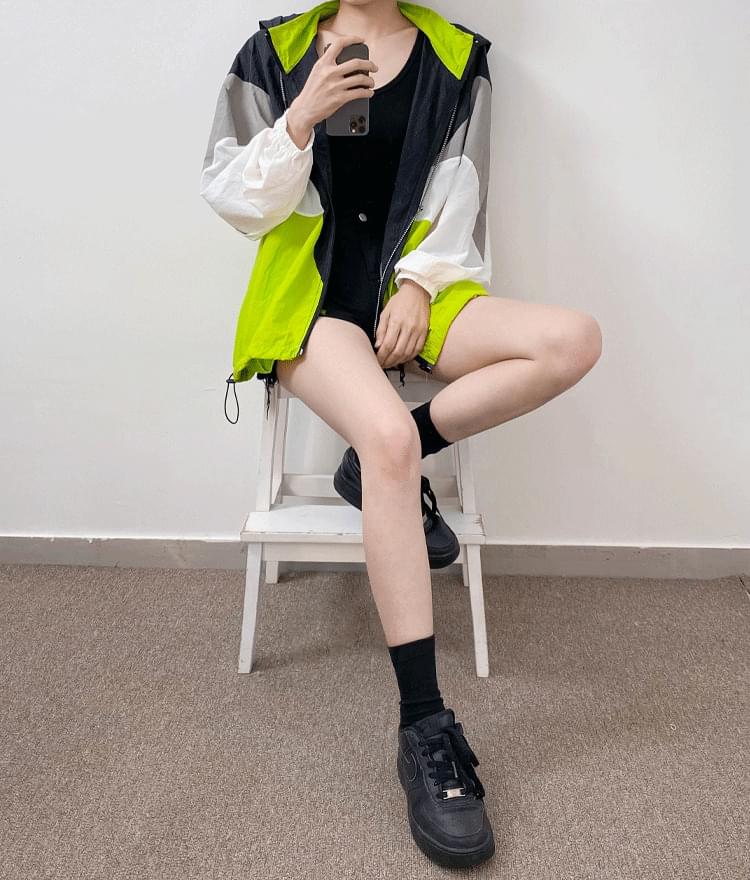 배색 바람막이 점퍼