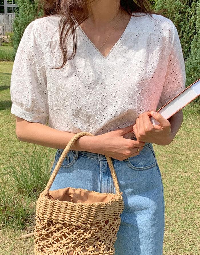 포미펀칭브이넥블라우스