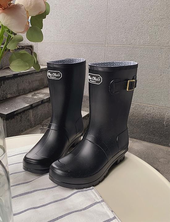 Middle rain boots