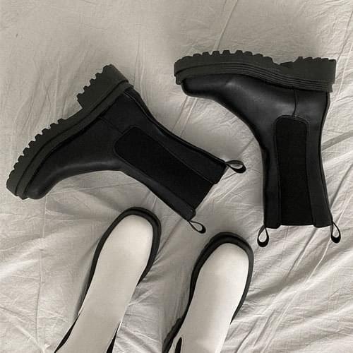 Middle neck chelsea boots boots