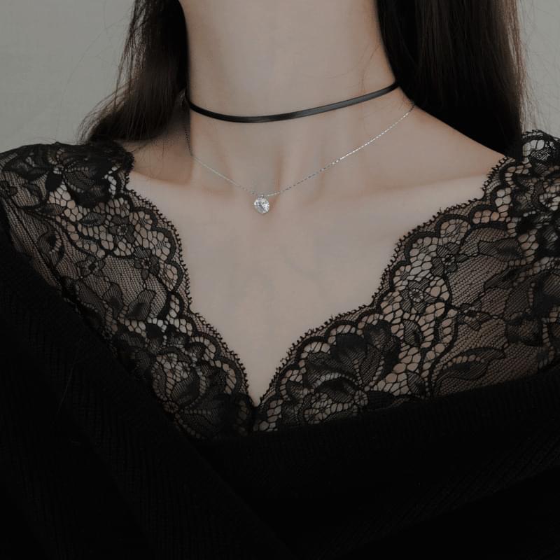 Crystal black choker
