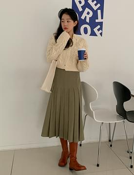 Corduroy pleated long skirt