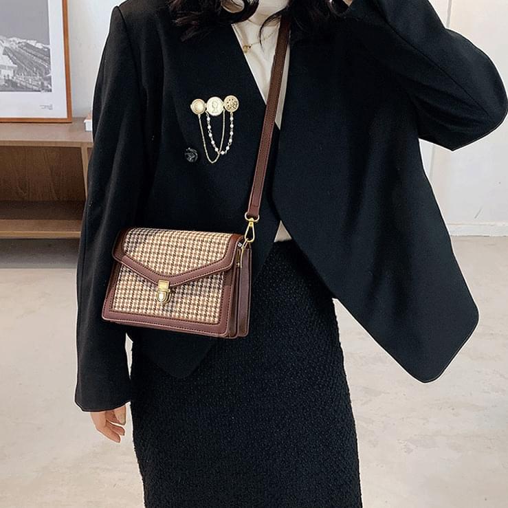 V tweed square shoulder bag