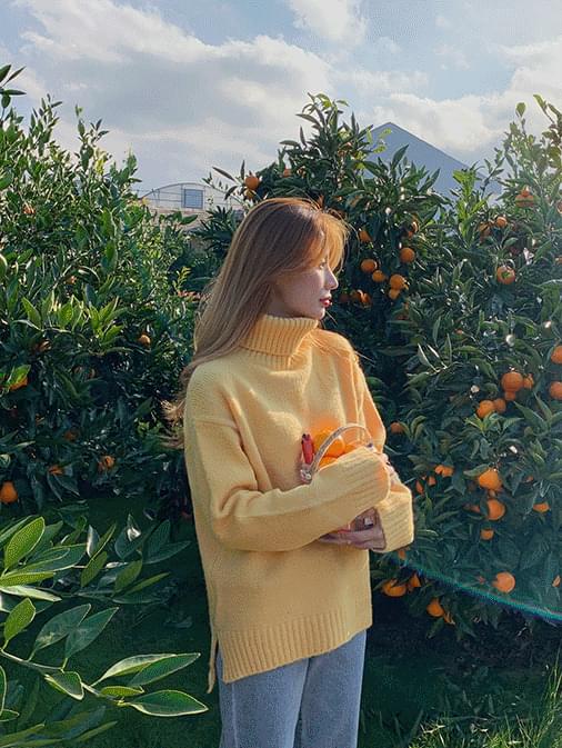 Under Low Slit Loose Fit Turtleneck Knit
