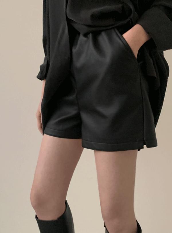 Pilton leather short pants / black