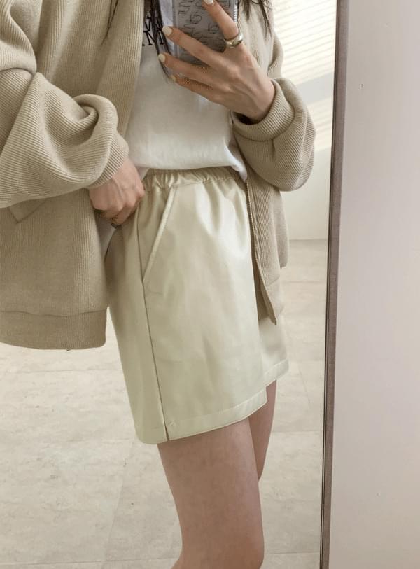 Pilton leather short pants / cream