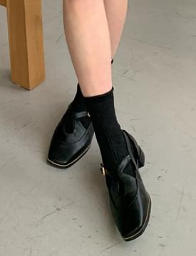Crossbelt flat sandals