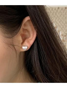 Mini heart pearl earrings