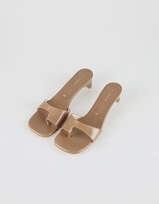 Nobel flip-flop mules