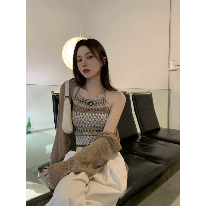 민소매 모델 착용 이미지-S1L6