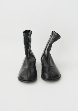 rounding shape ankle boots