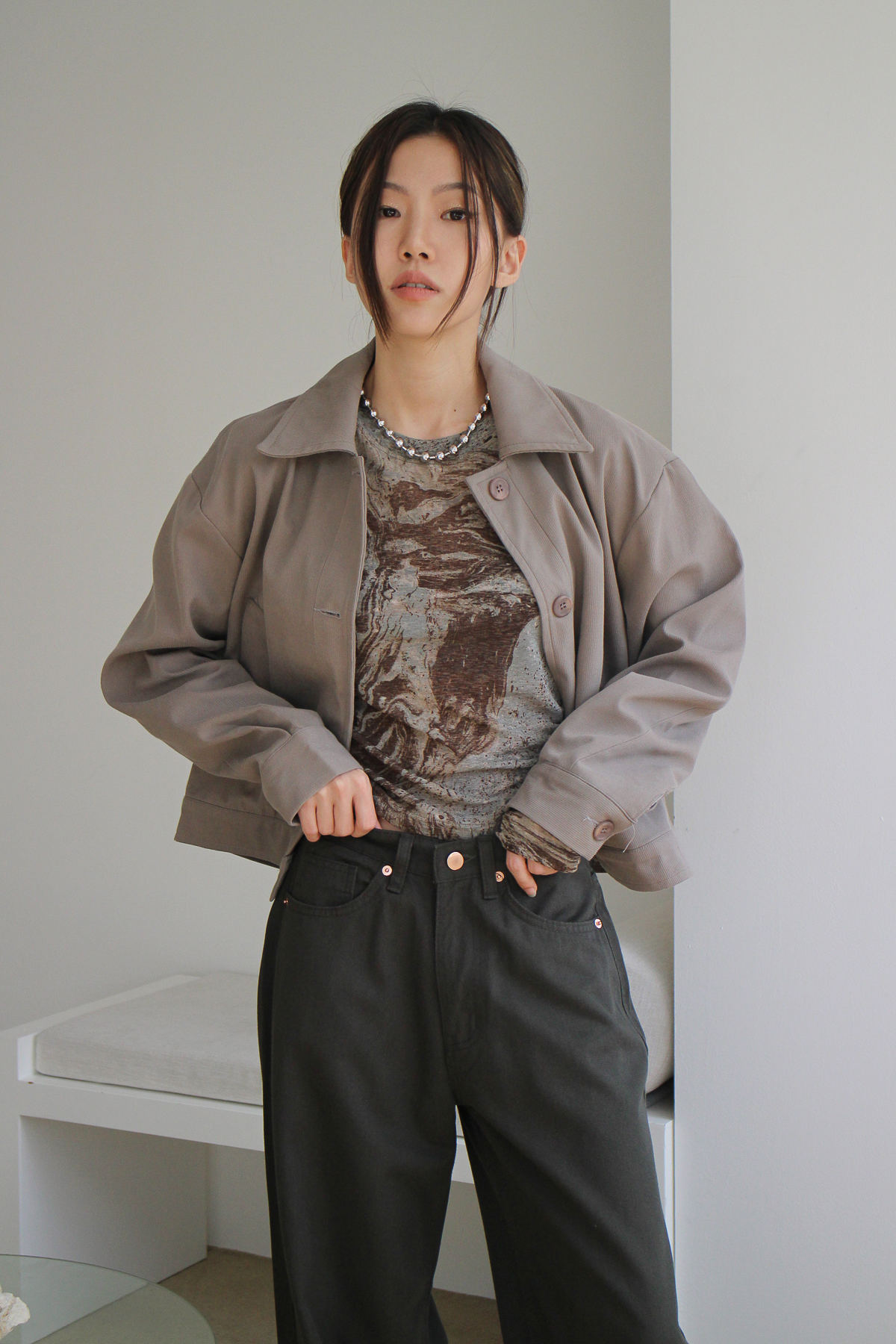 긴팔 티셔츠 모델 착용 이미지-S1L6
