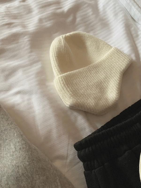 Earplug Short Beanie