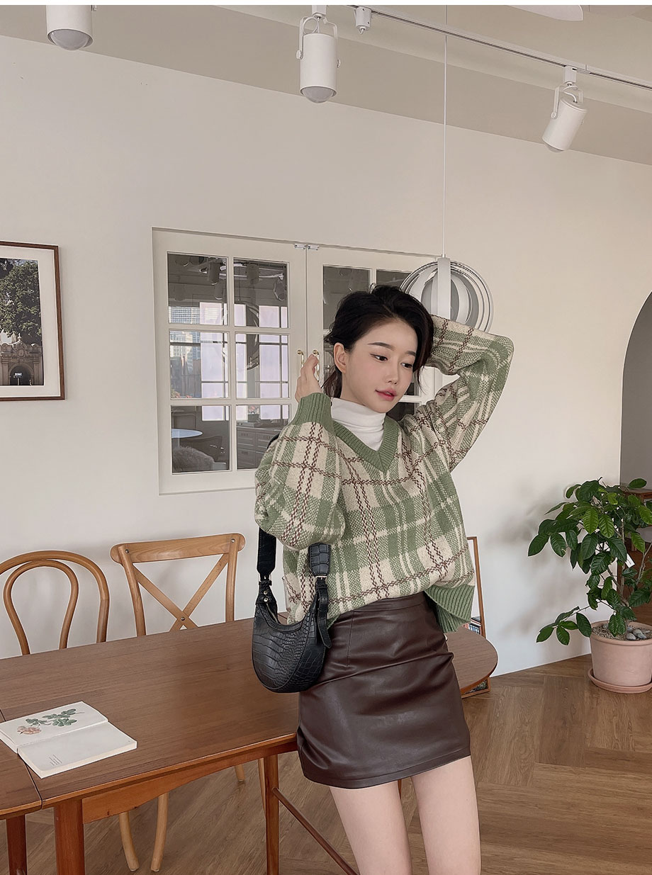 리리앤코 코블리 체크 브이넥 오버핏 니트