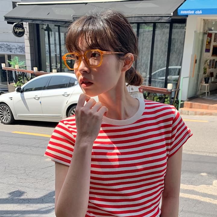 Angular square horn-rimmed glasses