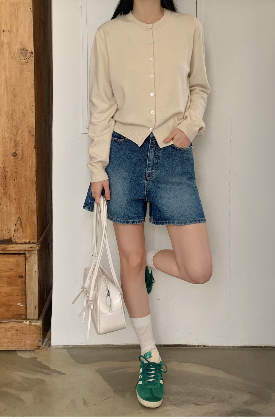 리리앤코 웨이로운 라운드넥 니트 가디건