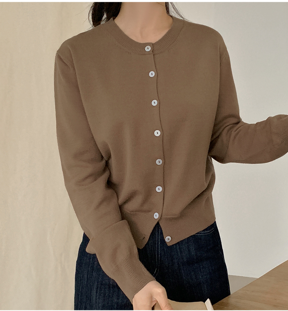 리리앤코 웨이로운 라운드넥 니트 가디건