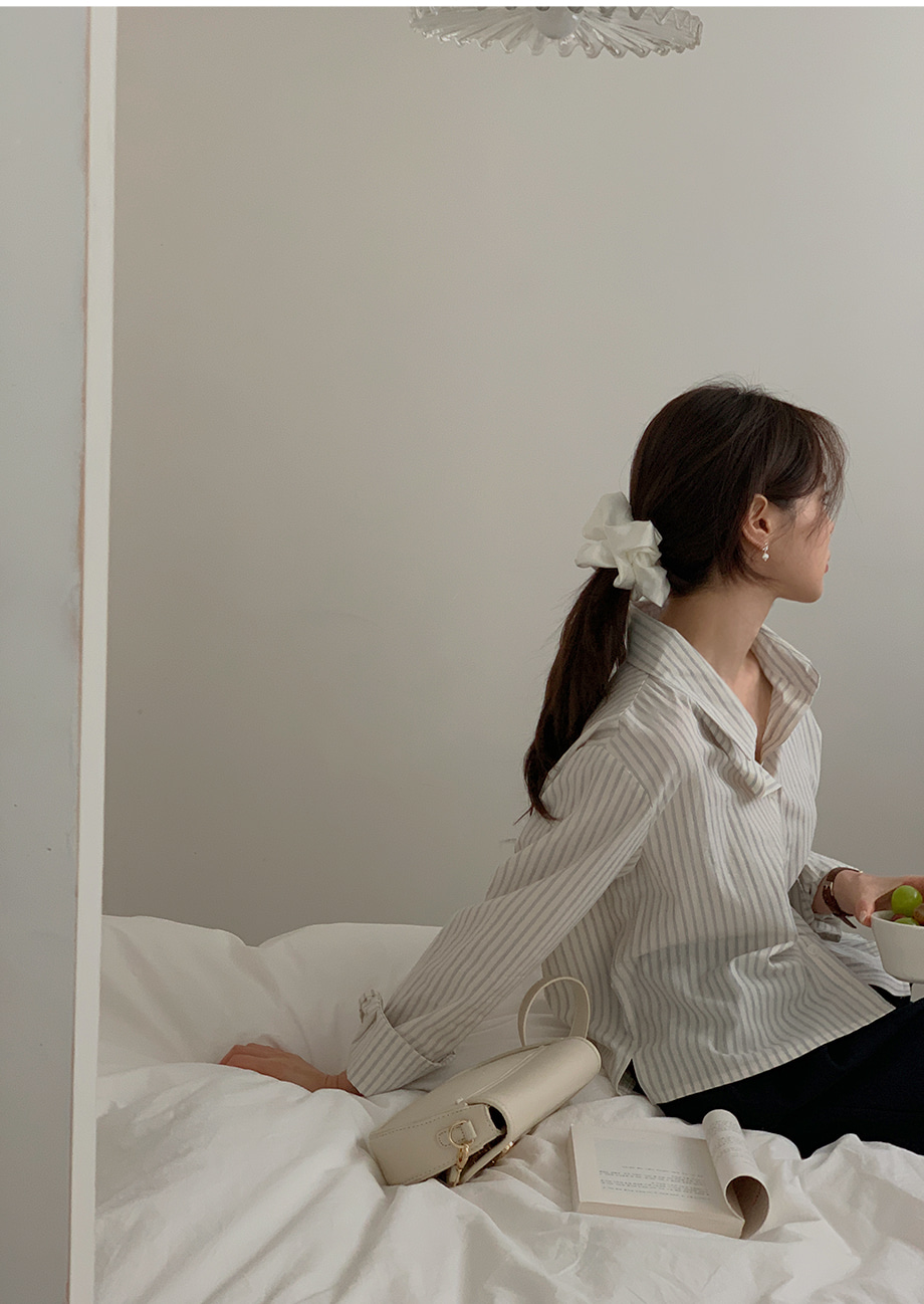 리리앤코 스튜로안 스트라이프 카라넥 셔츠