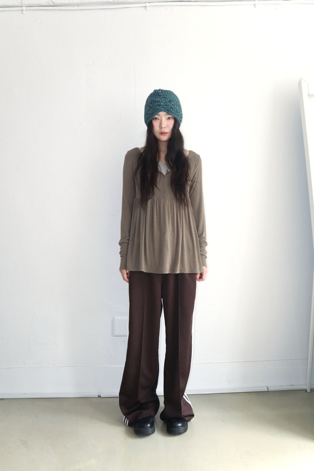 바지 모델 착용 이미지-S1L2