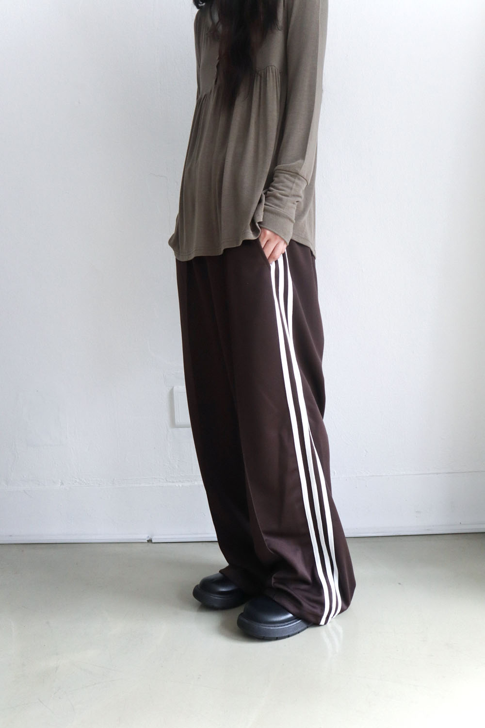 바지 모델 착용 이미지-S1L11