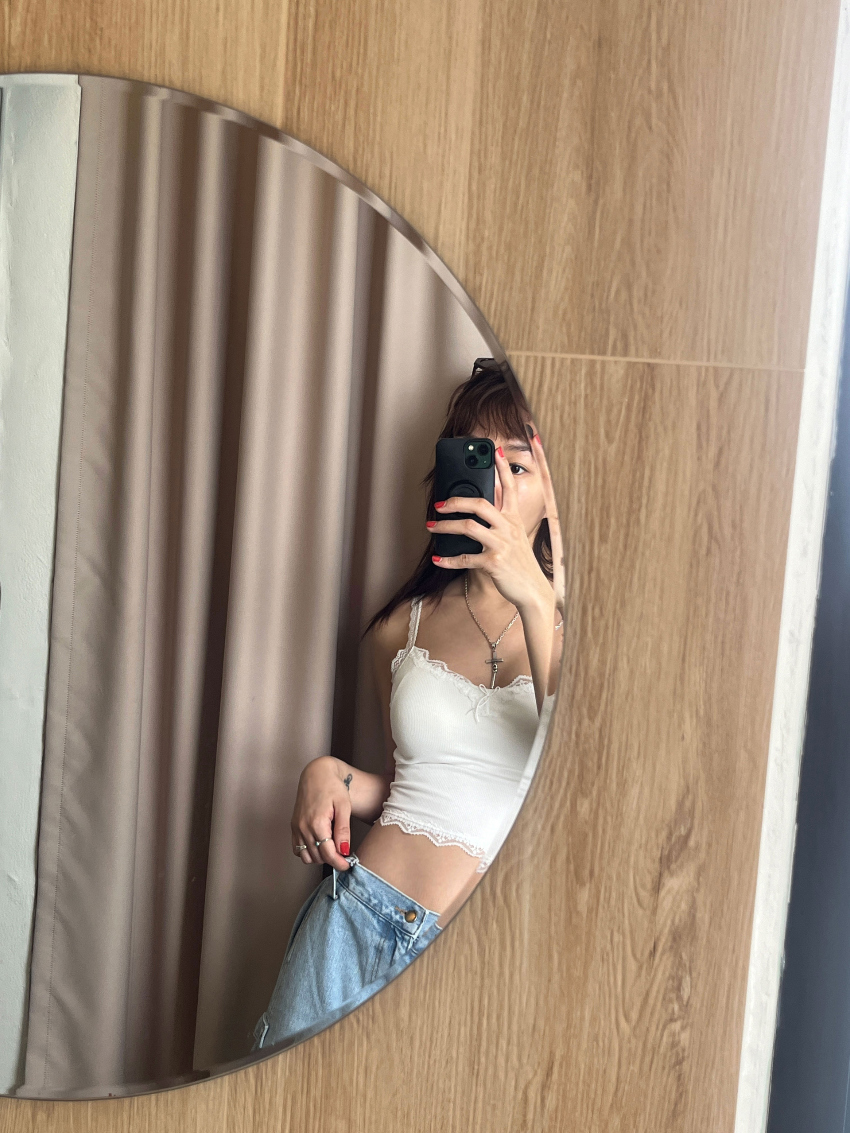 민소매 모델 착용 이미지-S1L6