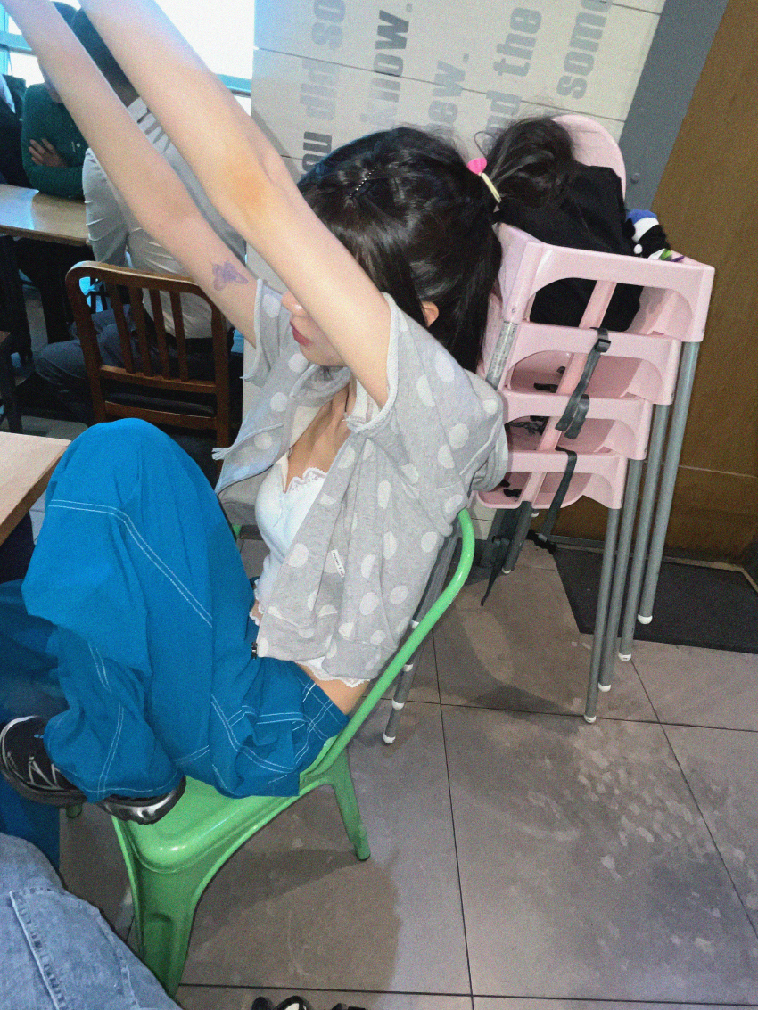 민소매 모델 착용 이미지-S1L13