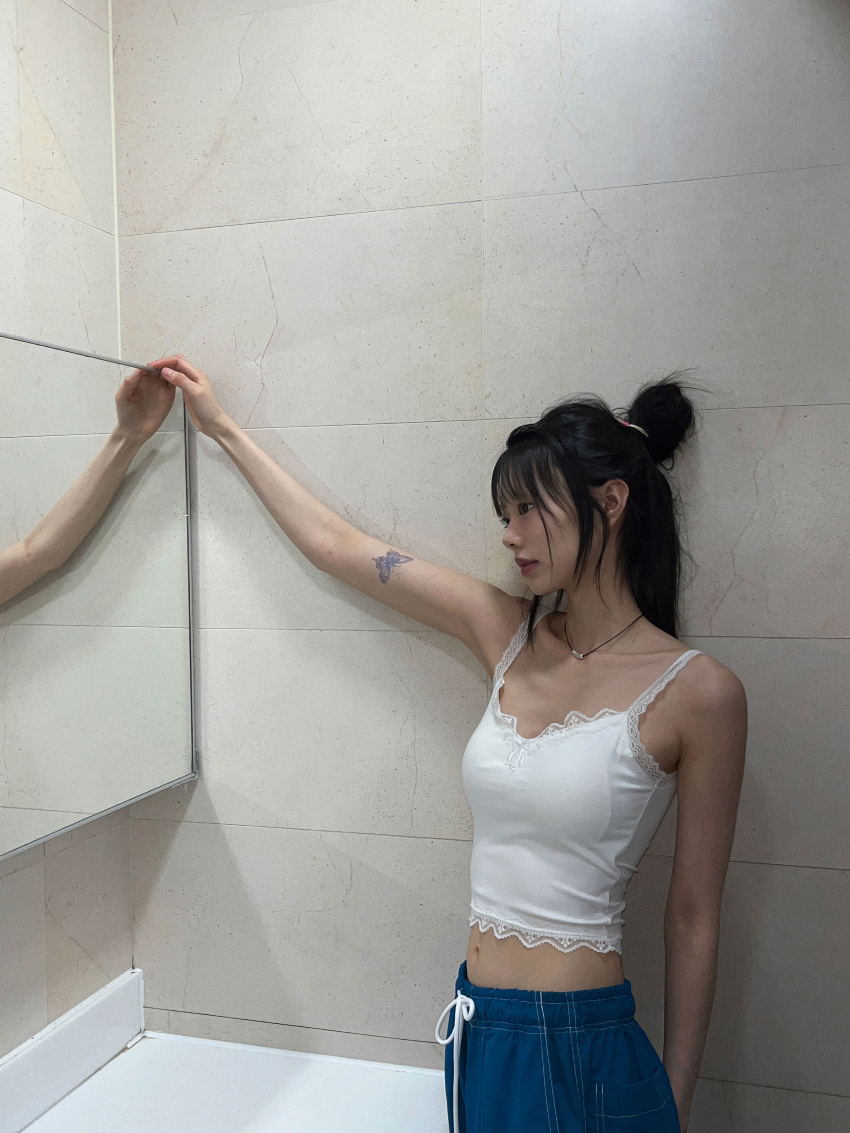 민소매 모델 착용 이미지-S1L17