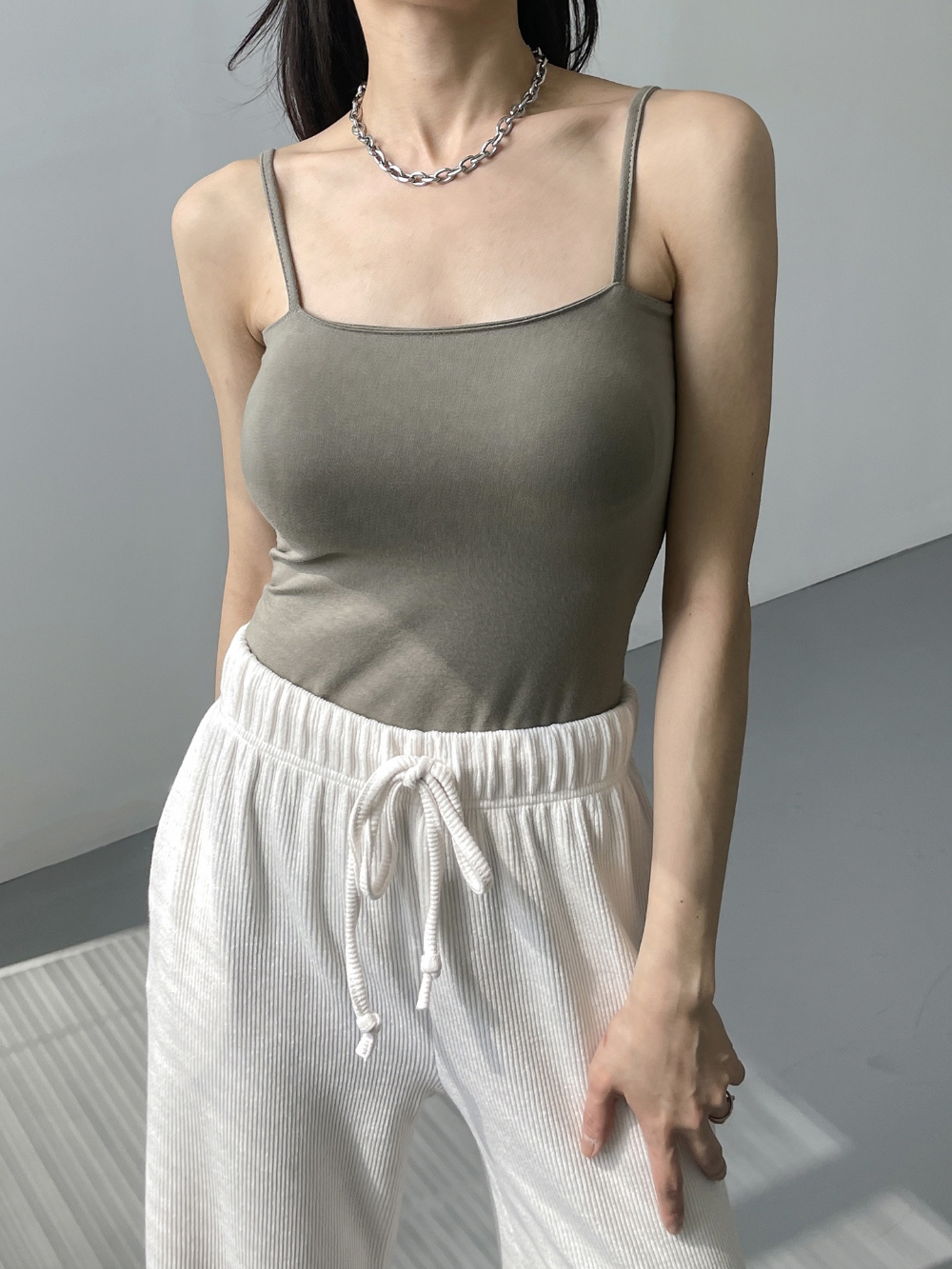 민소매 모델 착용 이미지-S1L18