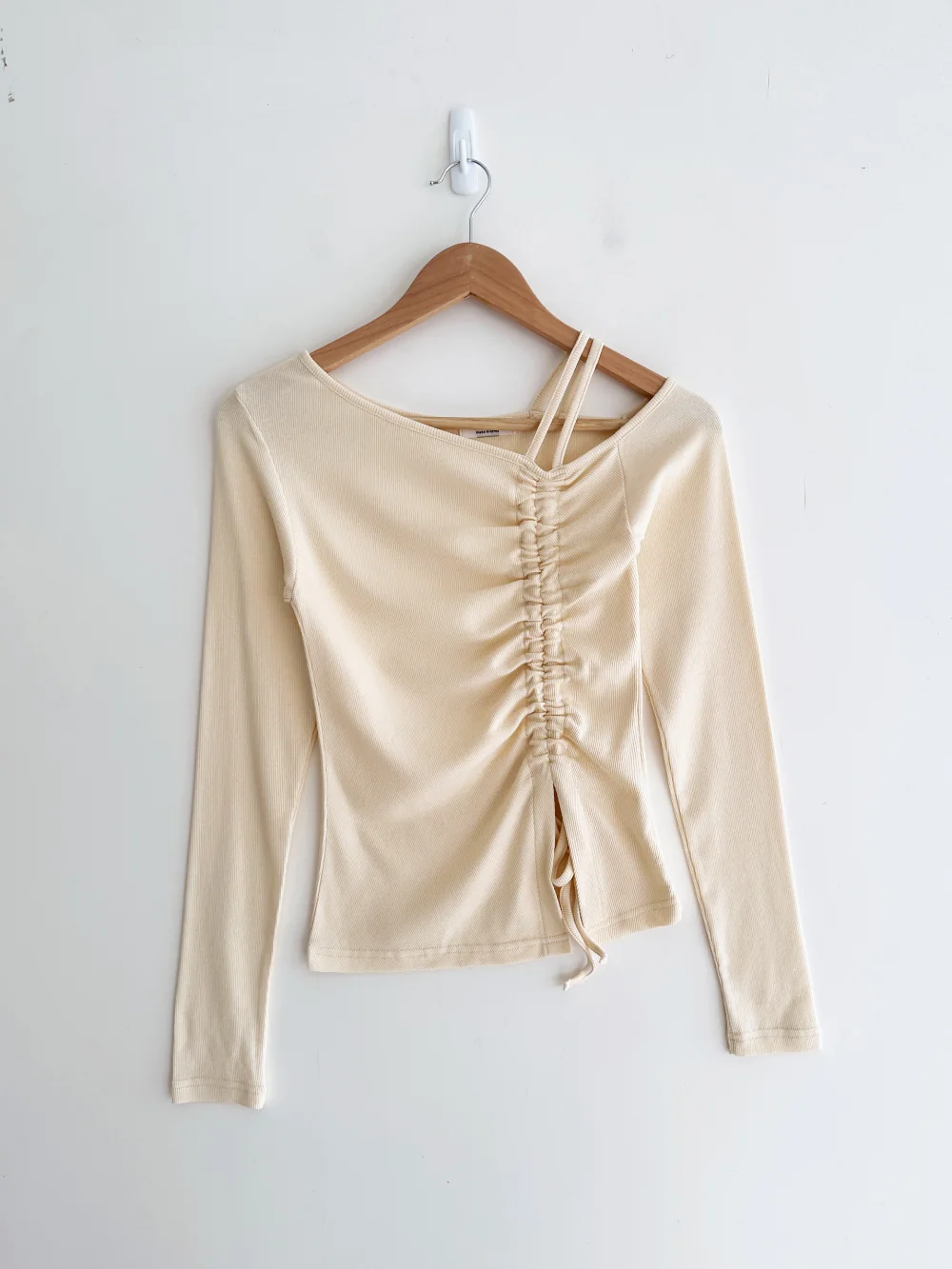 긴팔 티셔츠 크림 색상 이미지-S4L3