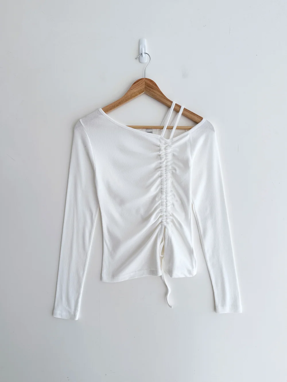 긴팔 티셔츠 화이트 색상 이미지-S4L1