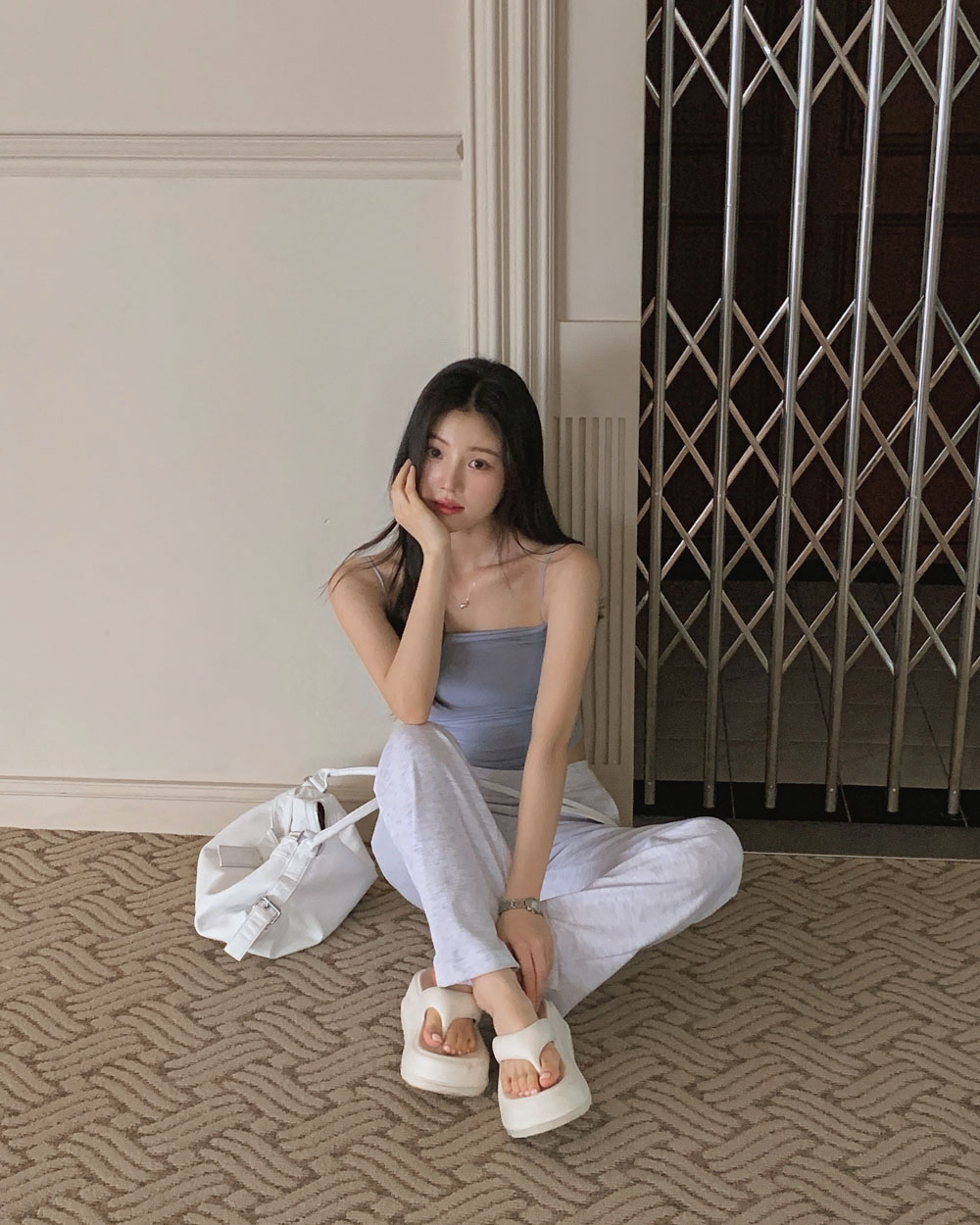 민소매 모델 착용 이미지-S1L136