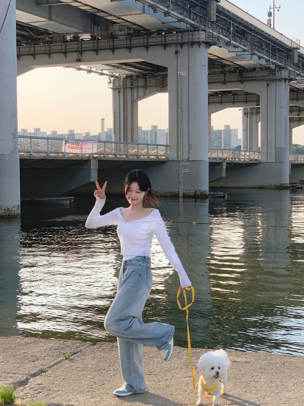 바지 모델 착용 이미지-S24L2