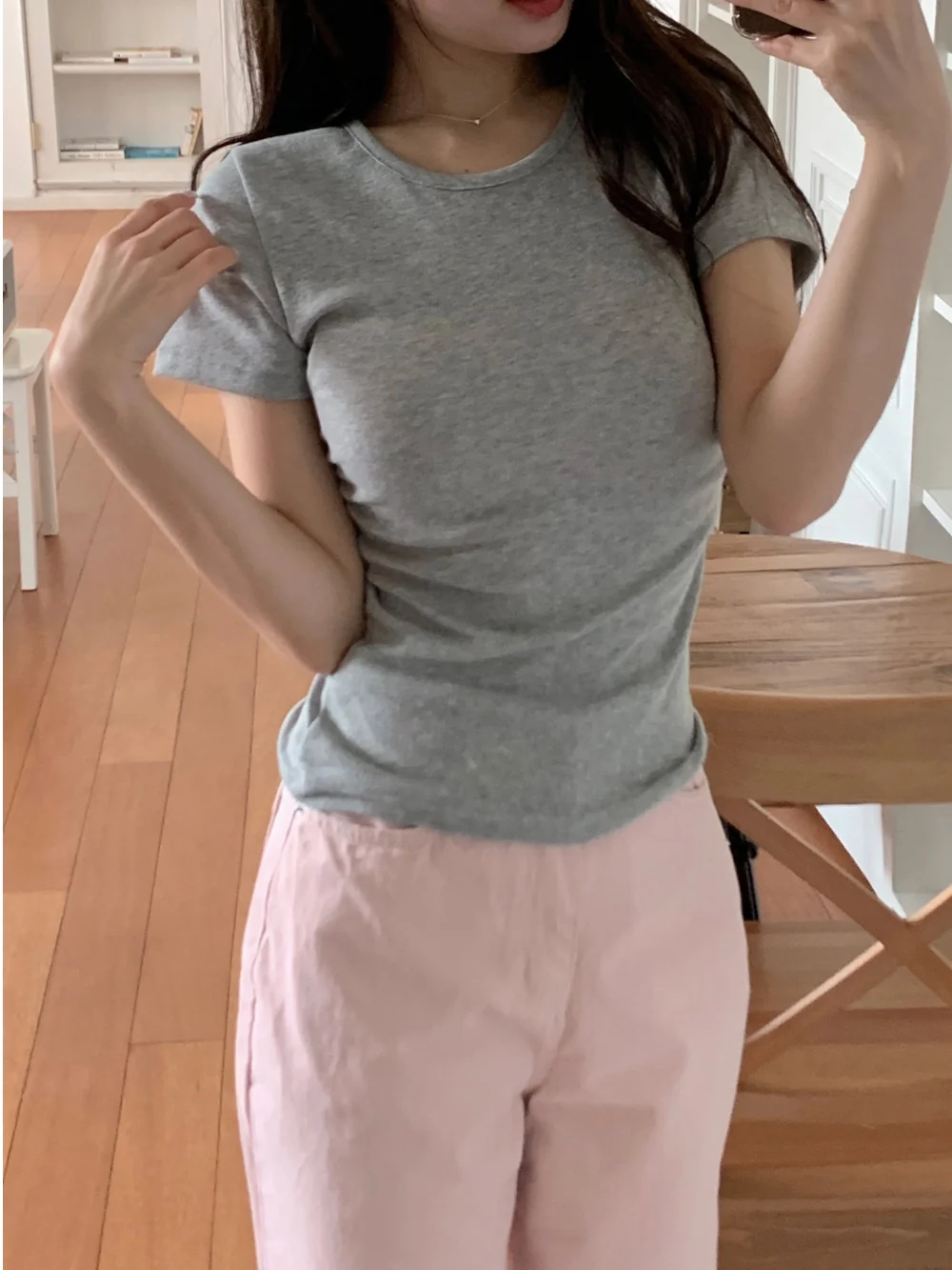 반팔 티셔츠 모델 착용 이미지-S4L6