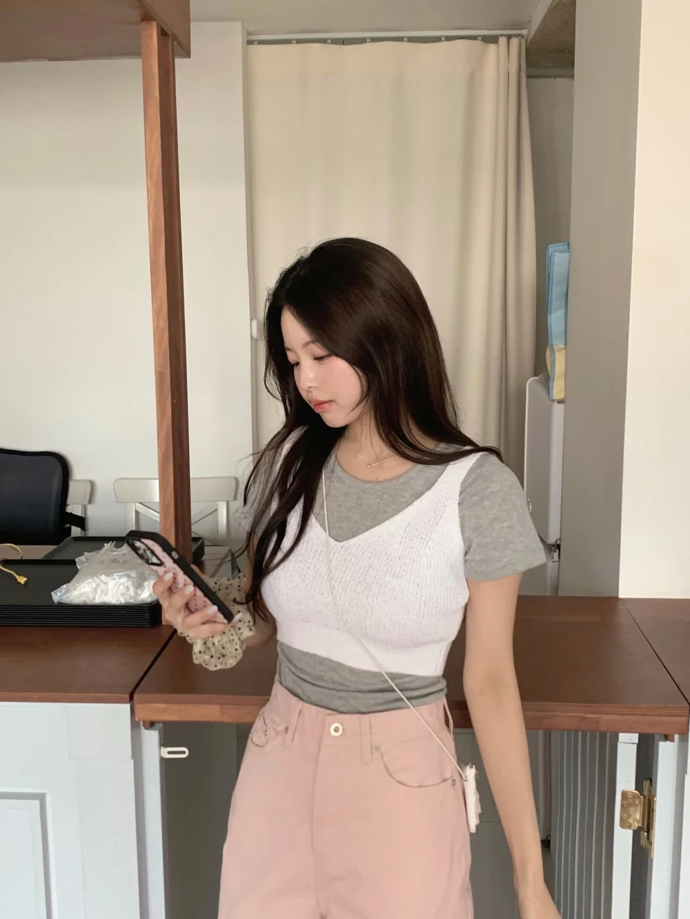 반팔 티셔츠 모델 착용 이미지-S4L8