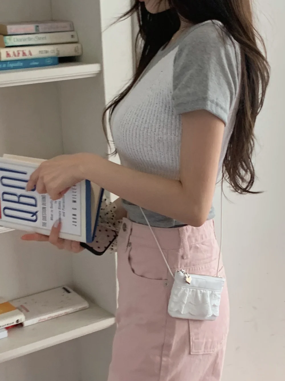 반팔 티셔츠 모델 착용 이미지-S4L20