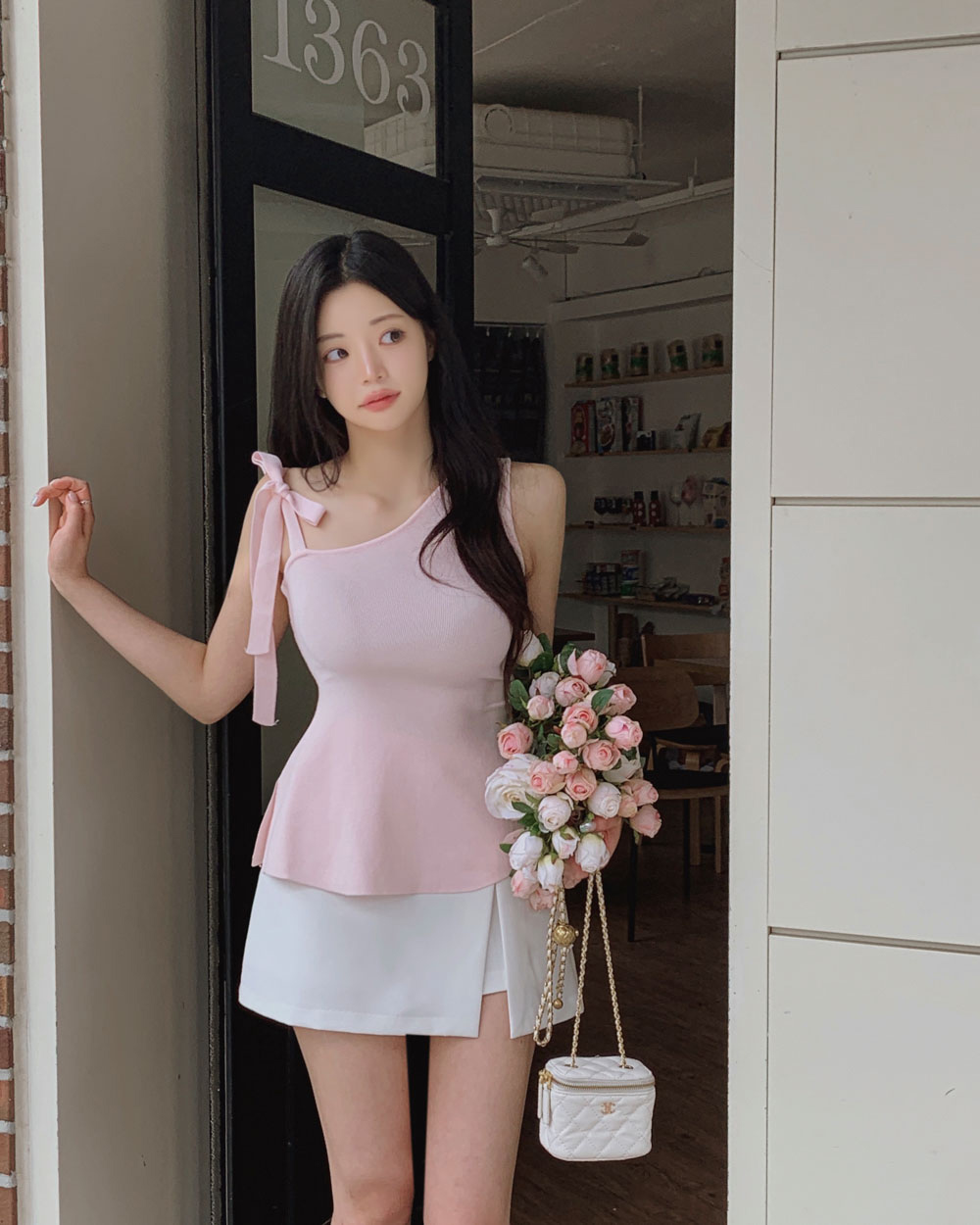 민소매 모델 착용 이미지-S1L51